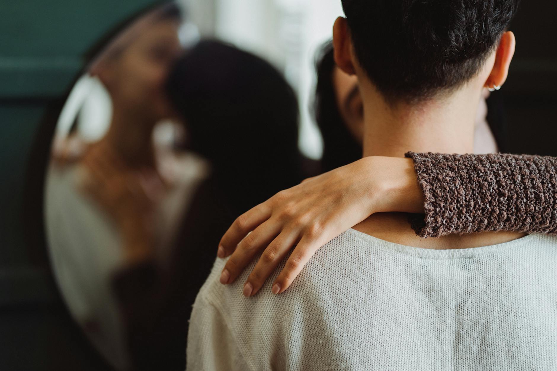 Az érzelmi intimitás paradoxona: Miért menekülünk el azok elől, akikre a legjobban vágyunk?